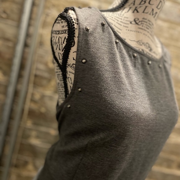 Target Gray Wide Shoulder Top w/Waist Ruffle & Hardware Accents Size XL - Picture 2 of 7